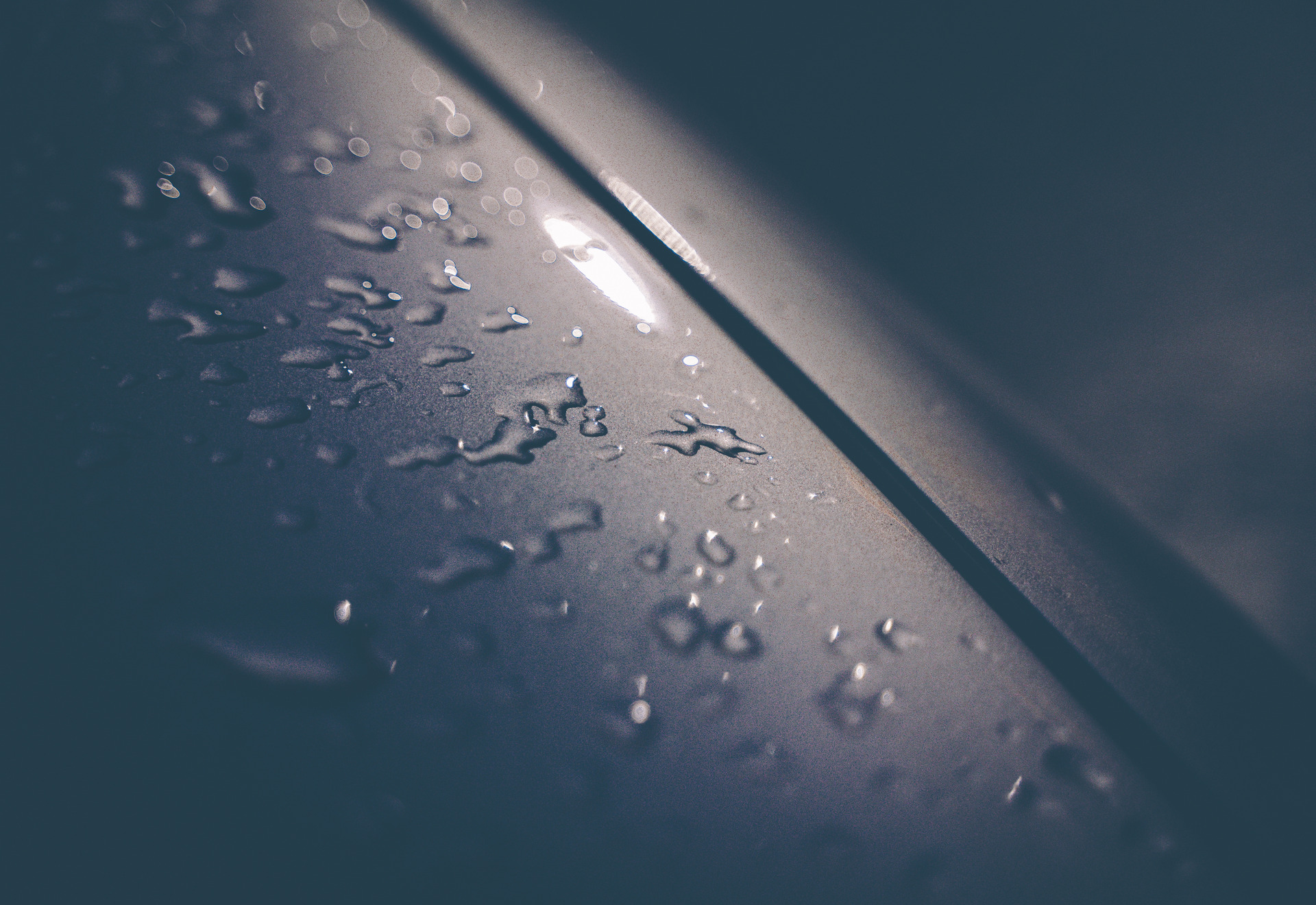 近处雨滴与光线