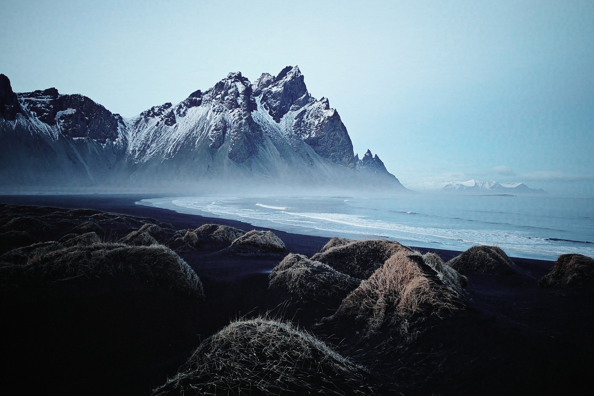 雪山与深色山地的画面