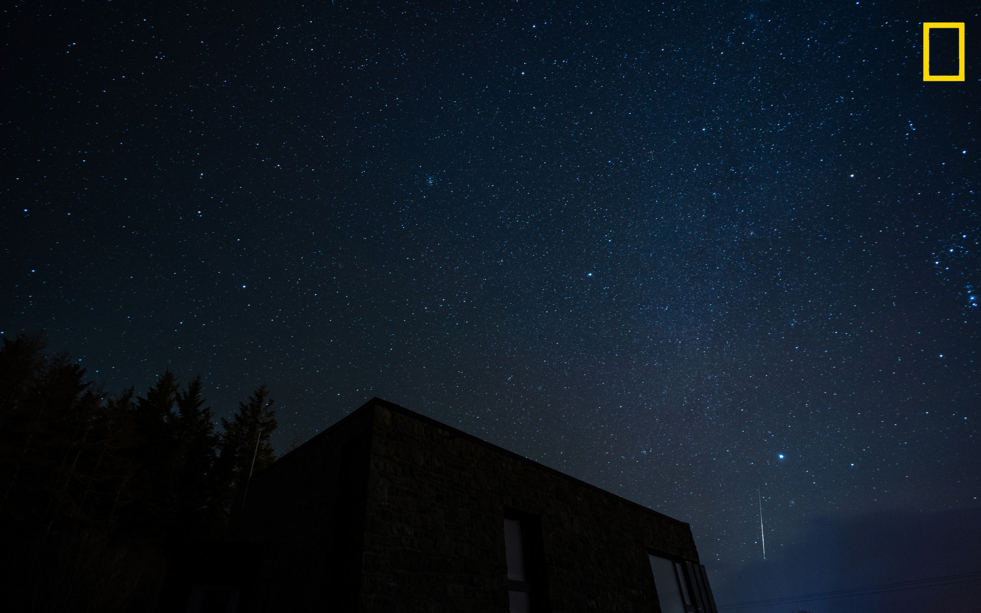星空与建筑剪影