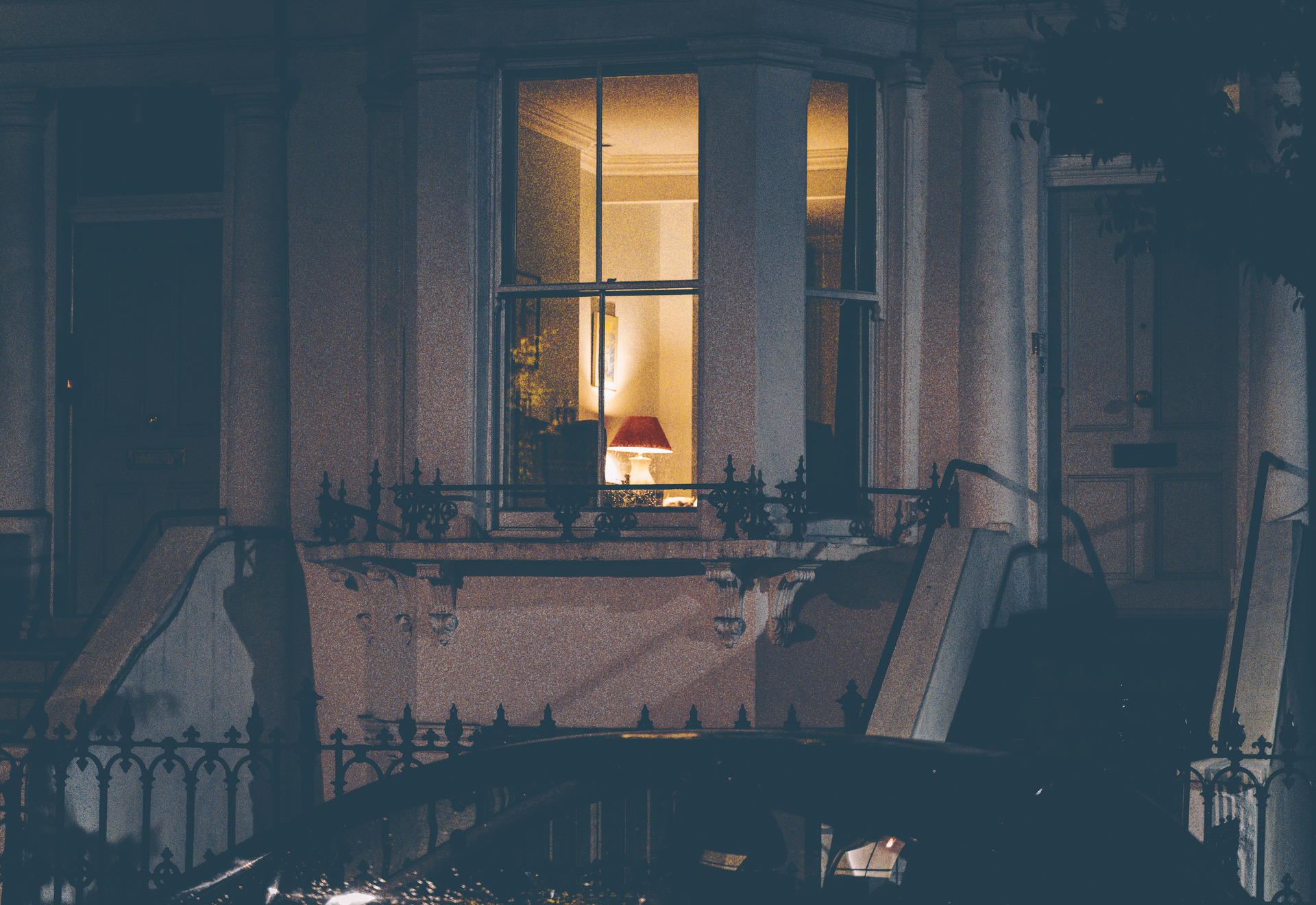 夜色中亮灯的房间